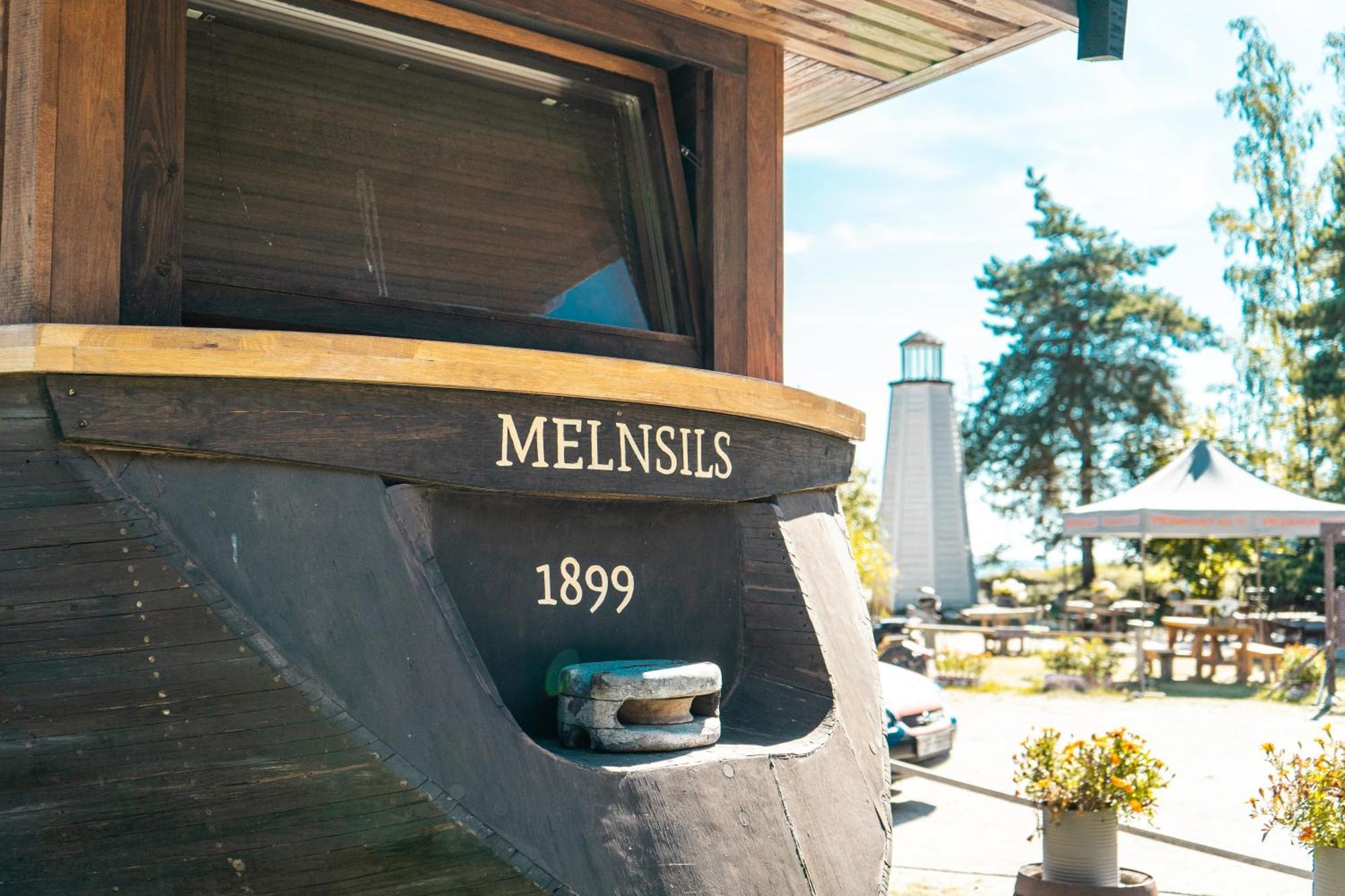 Hotel Viesu Nams Melnsils Exteriér fotografie